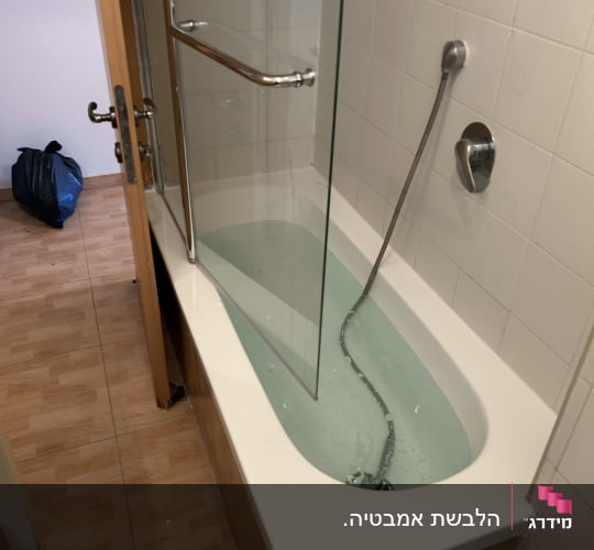 אמבטיה עם דלת זכוכית ומקלחת יד